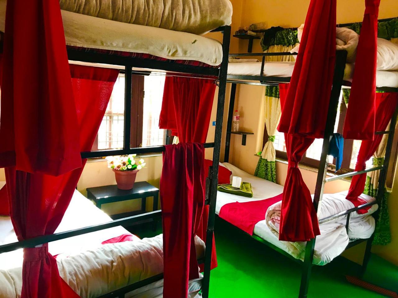 פוקהרה Aroma Tourist Hostel מראה חיצוני תמונה