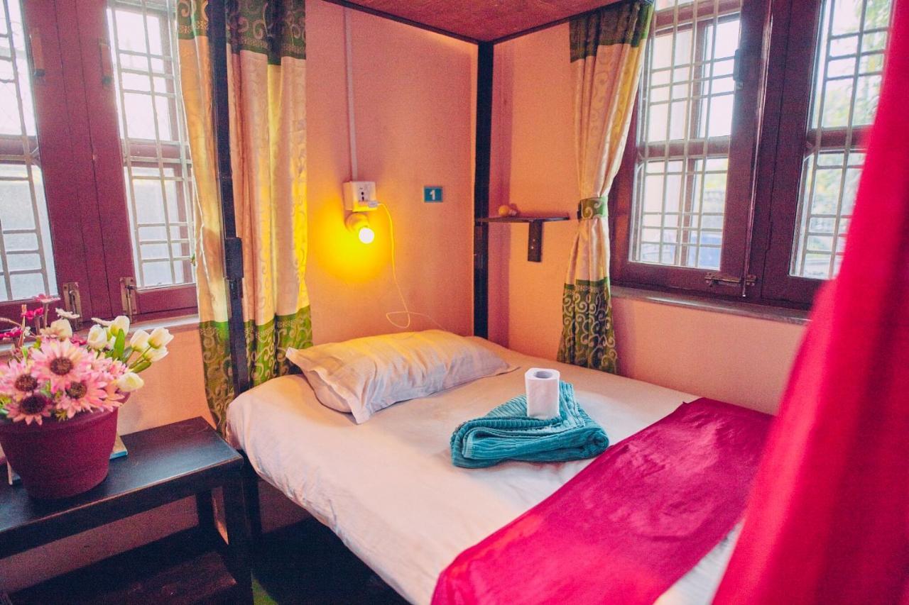 פוקהרה Aroma Tourist Hostel מראה חיצוני תמונה